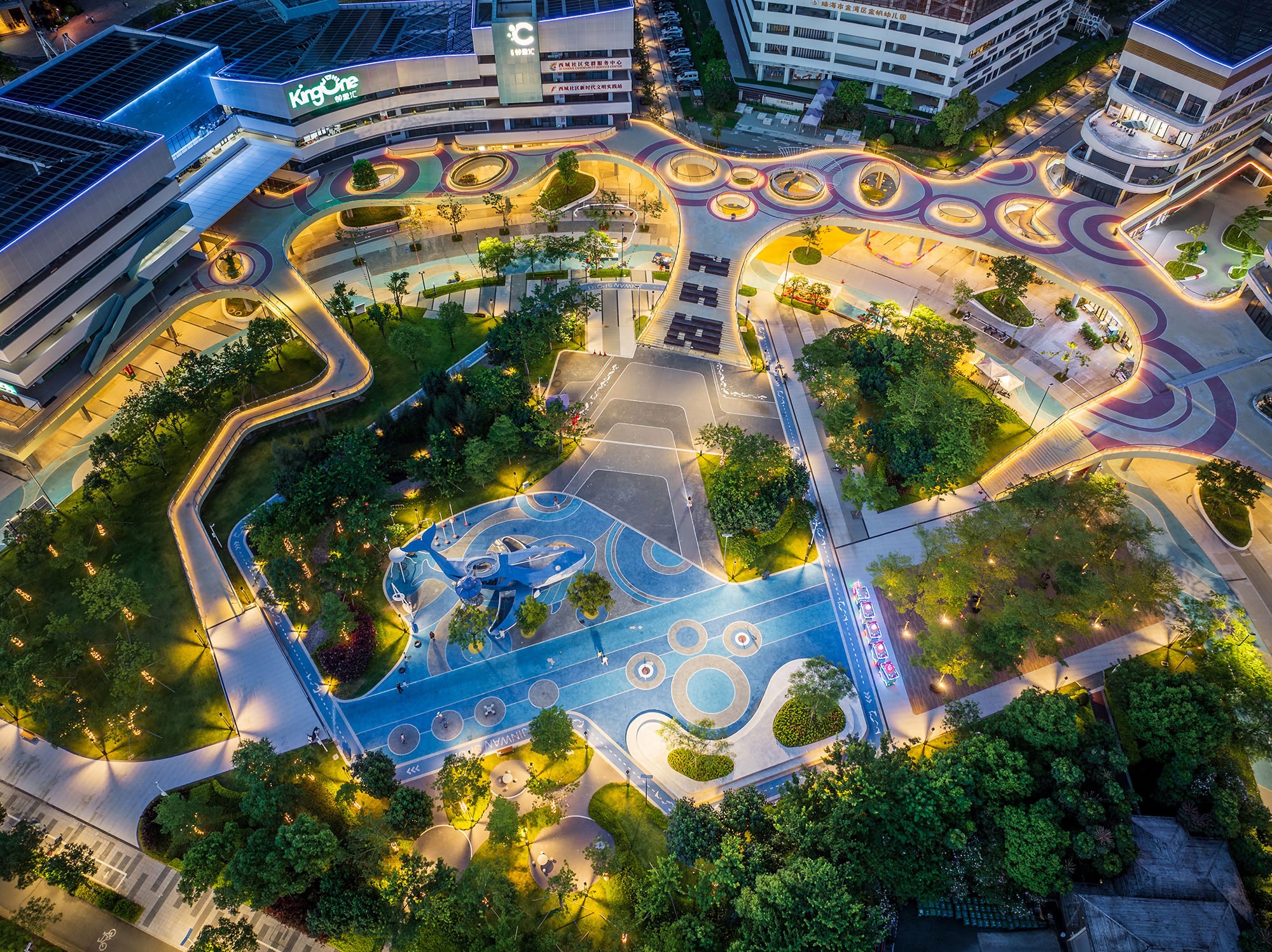 Large platform embracing the park | KING ONE Community Center, Zhuhai | E Plus Design | Image © Du Rui