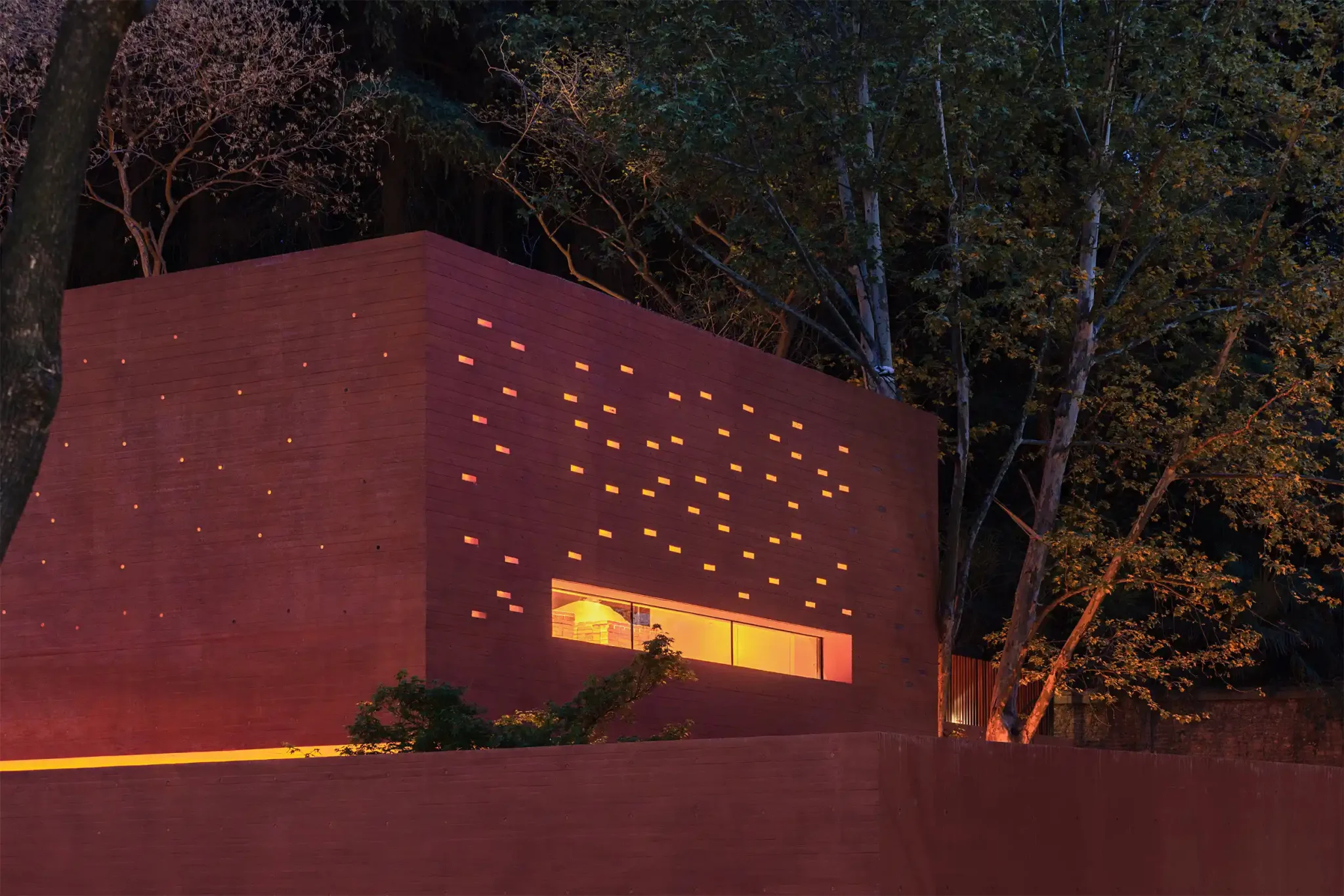 Luminous wall | Red Box - Mix Architecture | Image credit: Arch-Exist