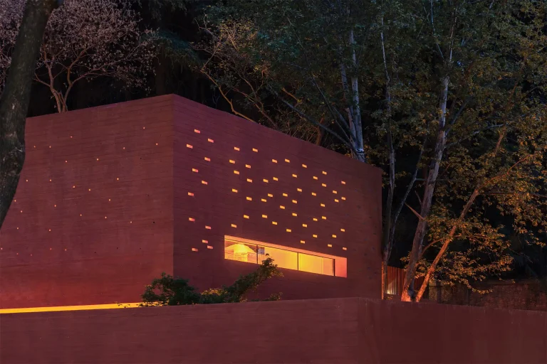Luminous wall | Red Box - Mix Architecture | Image credit: Arch-Exist